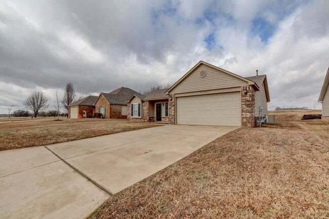 Building Photo - Beautiful 3 Bed 2 Bath /BA Schools