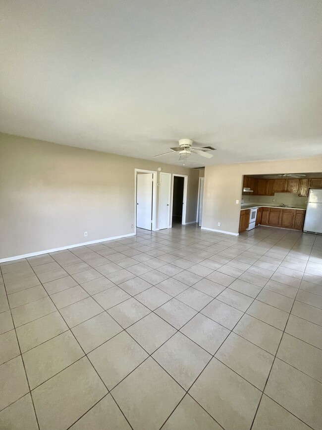 Foto del edificio - 1570 E Breezy Ln