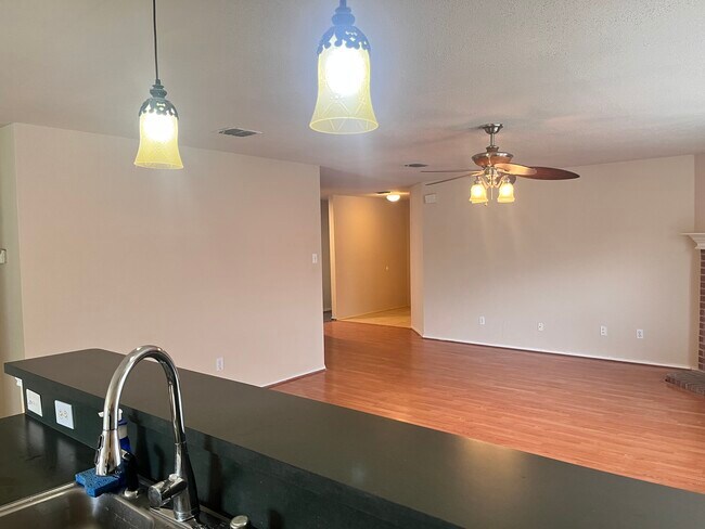 Foto del edificio - 2405 Eastborne Dr