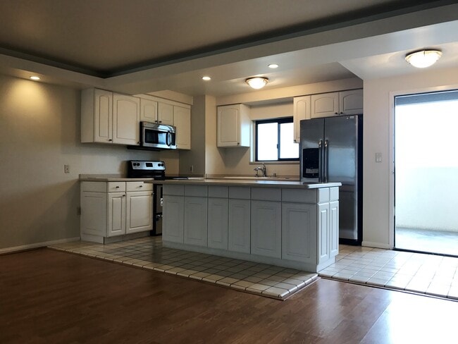 Building Photo - 6th Floor 2 Bedroom 2 Bath Newly remodeled...