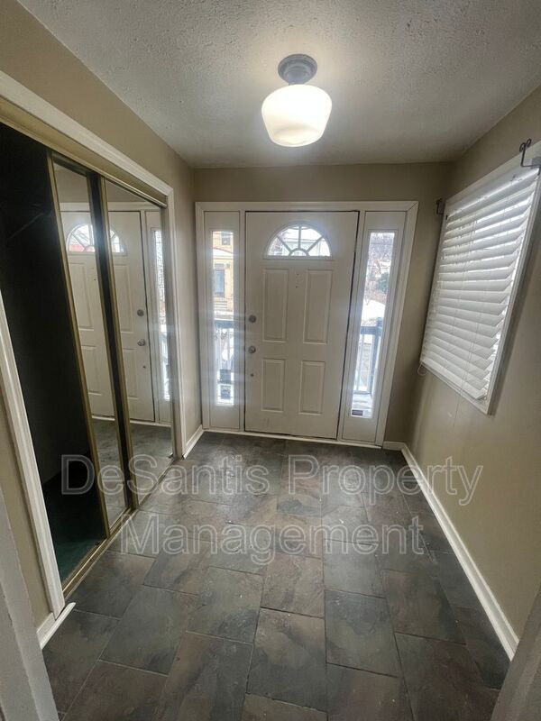 Foto del edificio - 913 Russellwood Ave