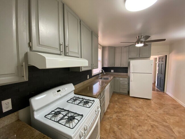 Building Photo - Beautiful Craftsman 3 bedroom 2 bath home ...