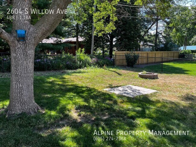 Building Photo - 4 Bed/1.5 Bath Ranch with Fenced in Yard!