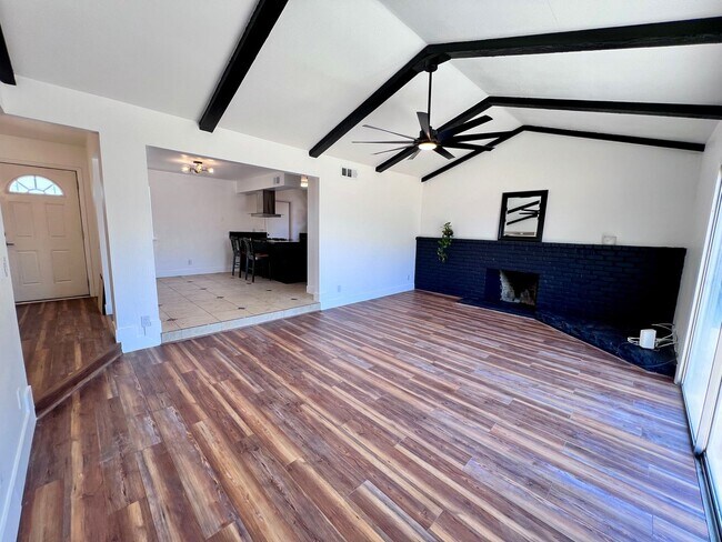 Foto del edificio - $2,395 Gettysburg & Minnewawa, 3 Bedroom 2...