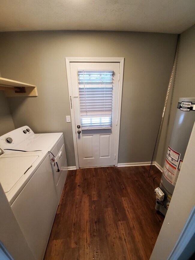 Building Photo - 2 Bed/1 Bath Available in July!