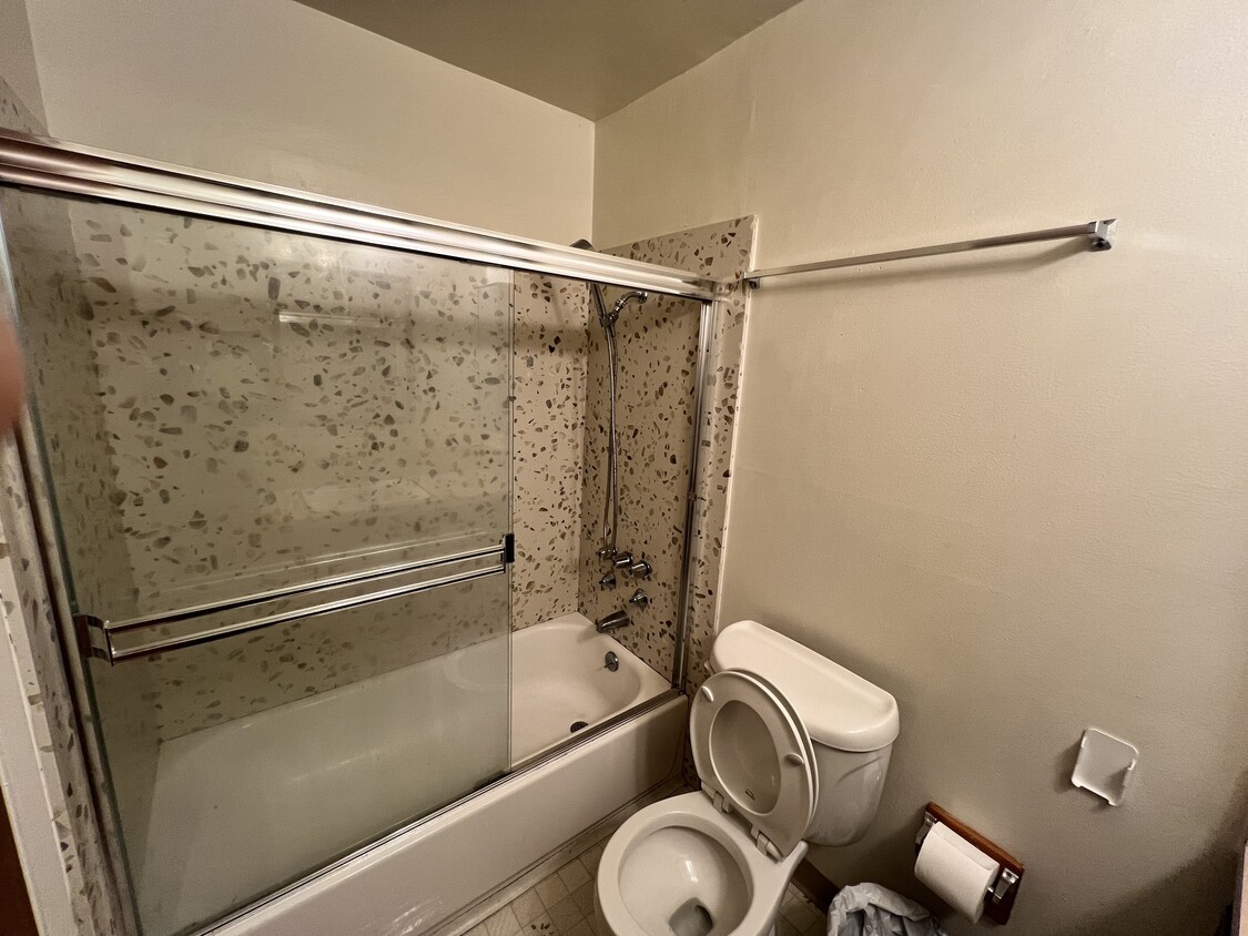 Building Photo - North Berkeley, Spacious 2 BR 1 BA