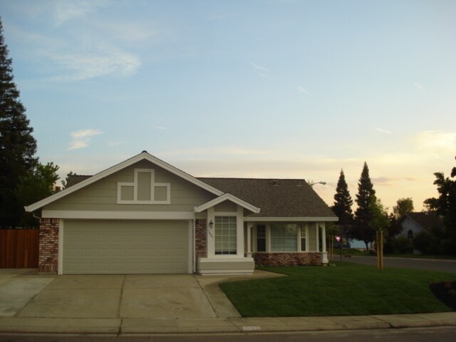 Building Photo - 1421 Everett Way