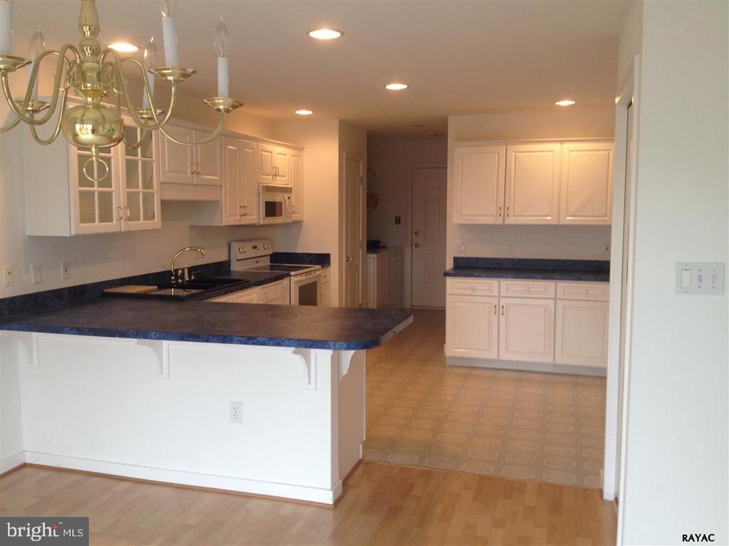 2508 Fairway Dr, East York, PA 17402 Room for Rent in East York, PA