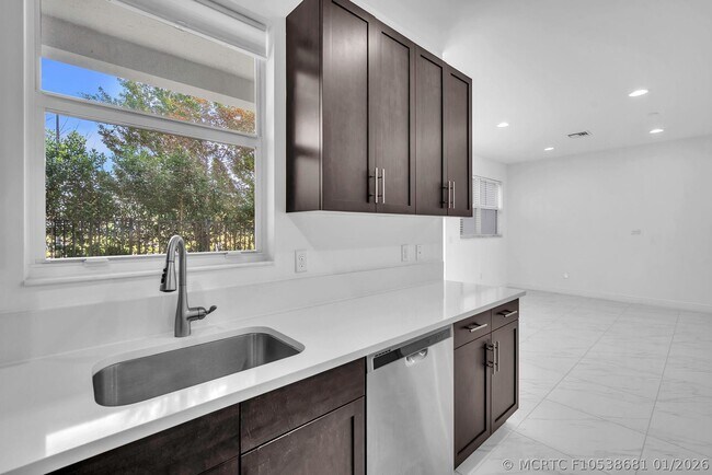 Foto del edificio - 6947 Pines Cir
