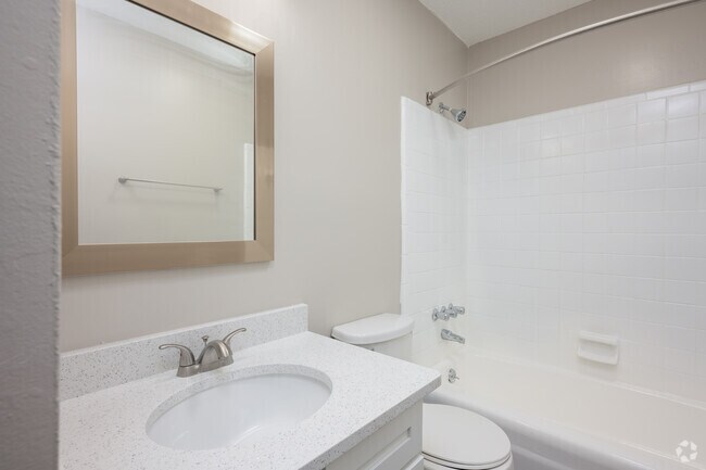Burbank - 900 pies cuadrados - Baño principal - Cedar Trace Apartments