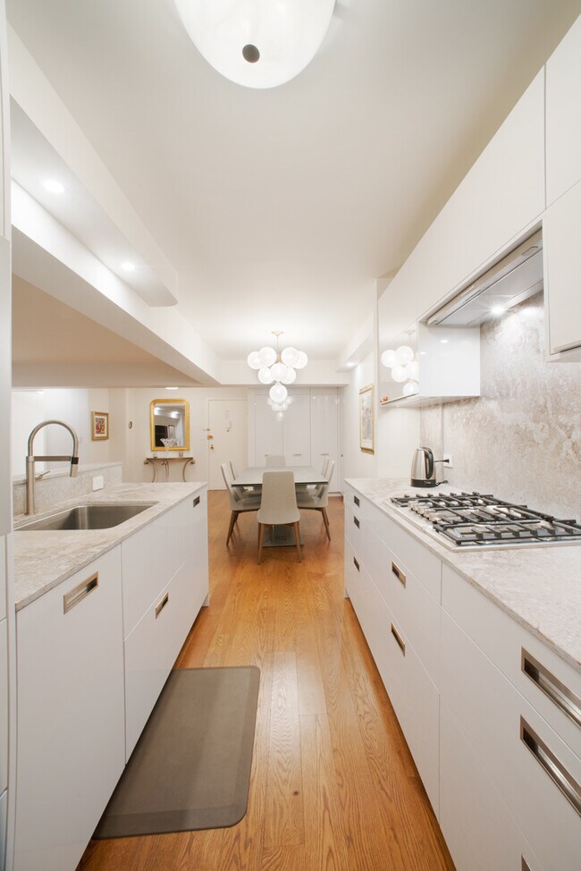 Foto del edificio - 100 W 57th St