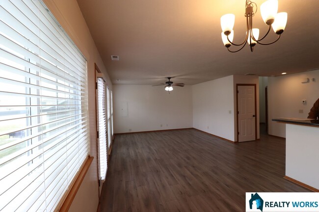 Foto del edificio - Large 3 bedroom, 2.5 Bath townhome availab...