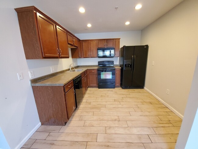Building Photo - 70 Oak St Ext