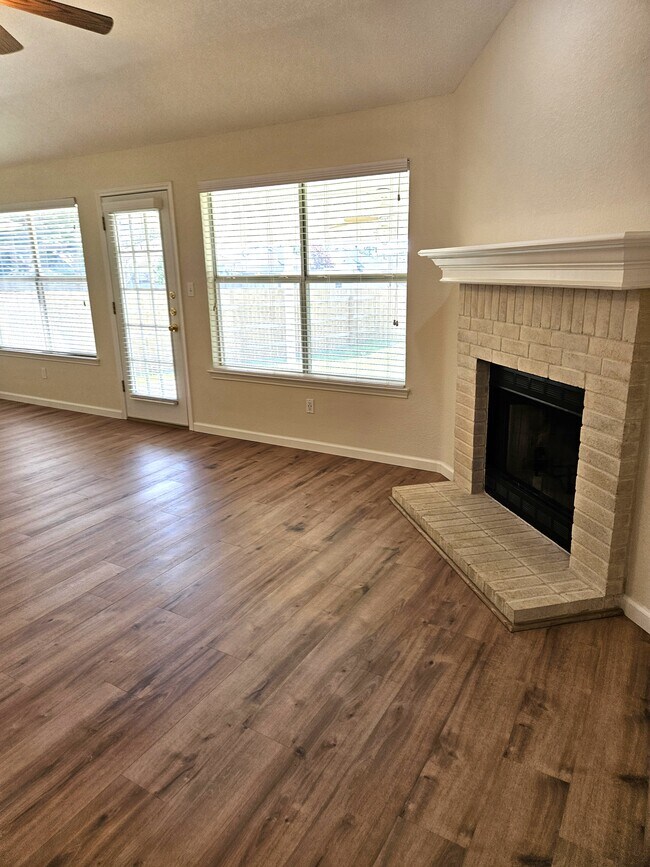 Foto del edificio - 1002 Woodview Dr