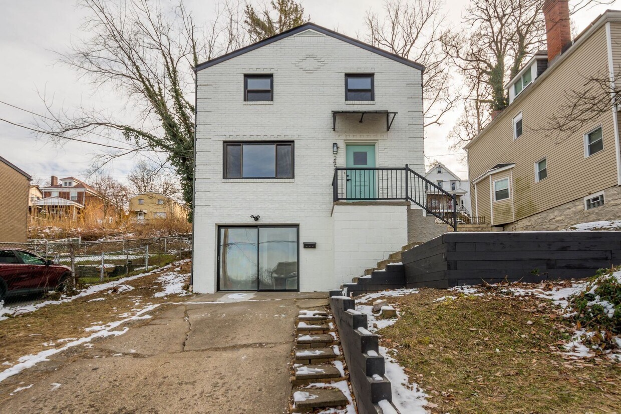 Ready for move in! Check out this RENOVATED 3 bedroom in BROOKLINE! UNBEATABLE LOCATION! - Ready for move in! Check out this RENOVATED 3 bedroom in BROOKLINE! UNBEATABLE LOCATION!