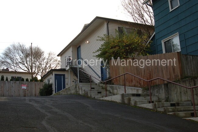 Building Photo - 2230 SE Yamhill St