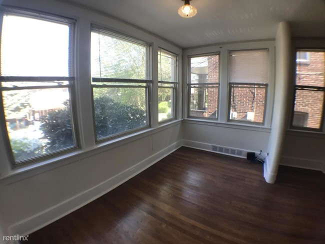 Foto del edificio - 2303 Sherbrook St