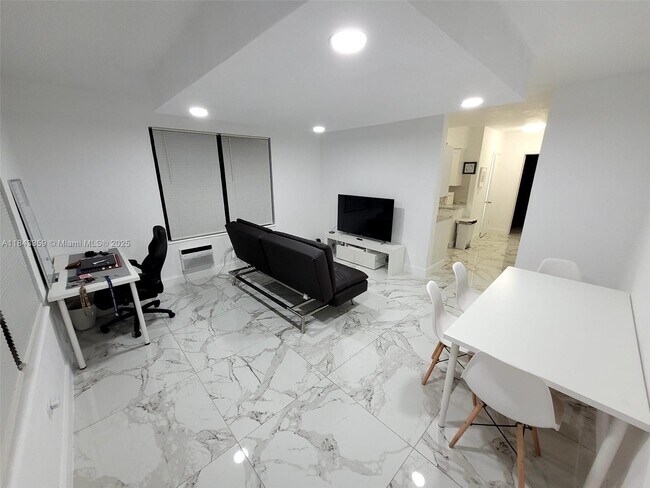 Foto del edificio - 7320 Carlyle Ave