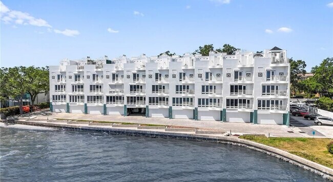 Building Photo - 4950 Bayshore Blvd