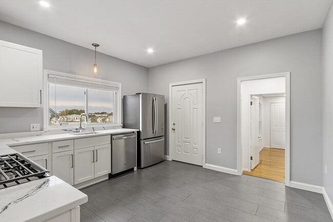 Building Photo - 17 Parker St