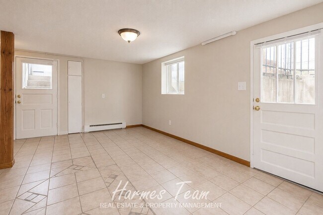 Foto del edificio - Spacious Basement Apartment with Private Entrance, Full Kitchen & In-Unit Laundry