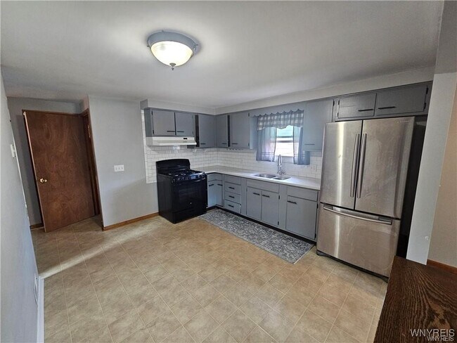 Foto del edificio - 70 Theresa Dr