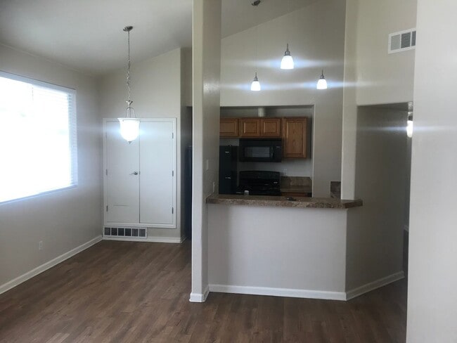 Building Photo - Fantastic 2nd floor condo - 2 bedroom, 2 bath, 1 car garage!
