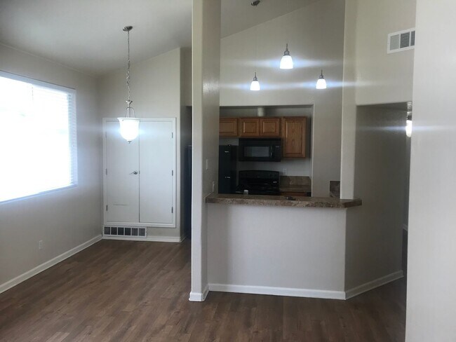 Foto del edificio - Fantastic 2nd floor condo - 2 bedroom, 2 bath, 1 car garage!