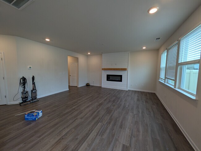 Foto del edificio - Room in House on Eastcott Ave