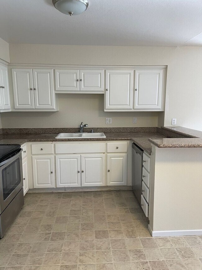 Foto del edificio - DOWNSTAIRS CONDO IN GATED COMMUNITY