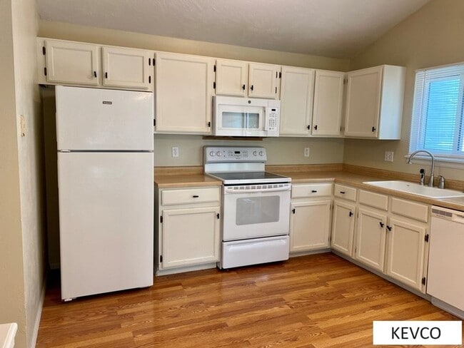 Building Photo - Beautiful Three Bedroom Home!