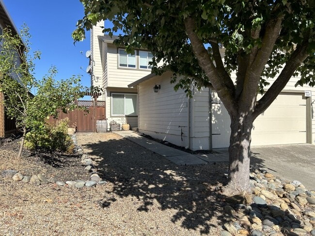 Building Photo - Immaculate 3 Bedroom, 2.5 Bath Glen Cove H...