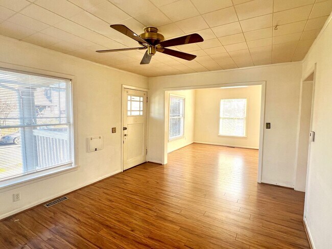 Foto del edificio - Portsmouth Neighborhood 3 story Home with Laminate H/W Floors, Fenced Backyard