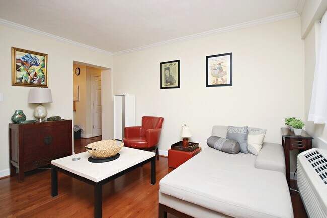 Building Photo - Fully Furnished JPA Condo Near UVA Grounds...