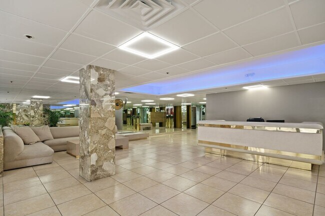 Building Photo - 324 N Palm Dr