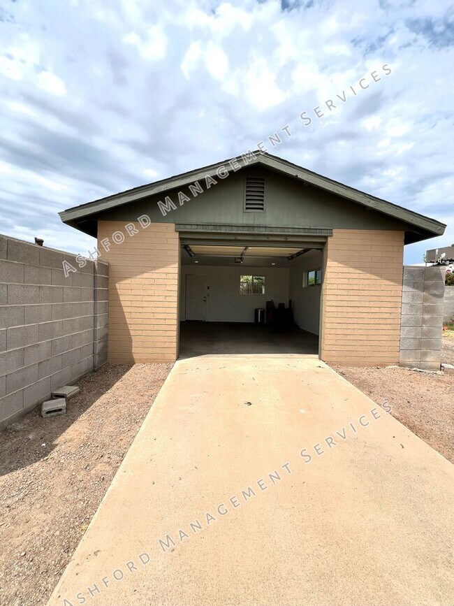 Foto del edificio - REMODELED 3 BEDROOM 2 BATH GEM WITH DETACH...