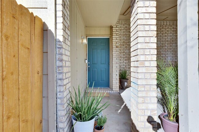 Building Photo - 6710 Stonleigh Pl