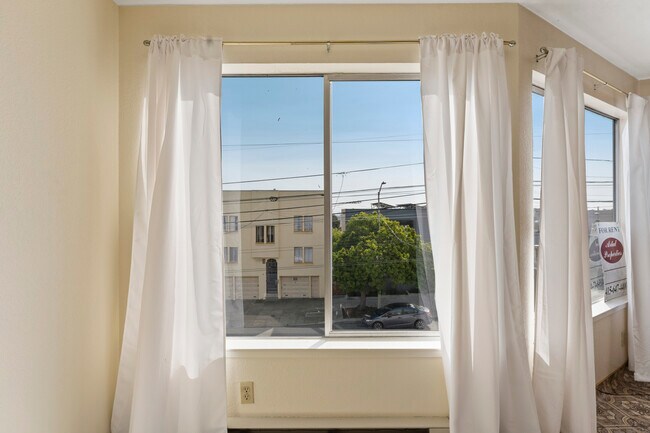 Building Photo - 1370 Noe St