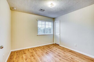 Building Photo - 18811 Dennington Dr