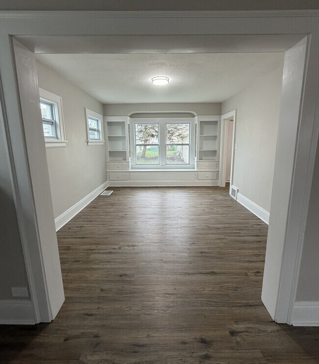 Building Photo - 10610 Langton Ave