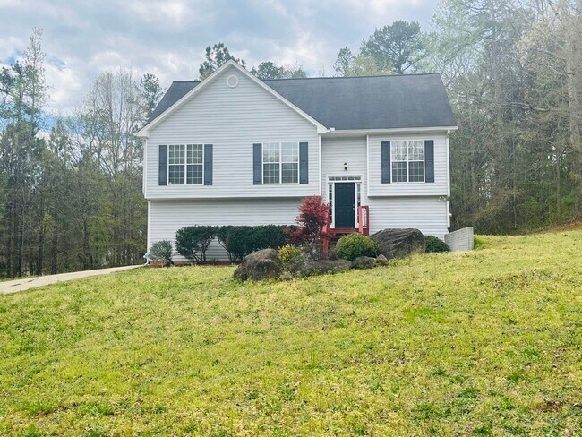 Building Photo - Northgate district! 4 bed/2.5 full bath, n...