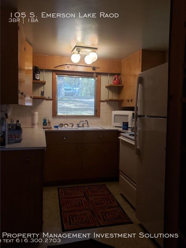 Building Photo - 3 Bedroom Lakefront Cottage