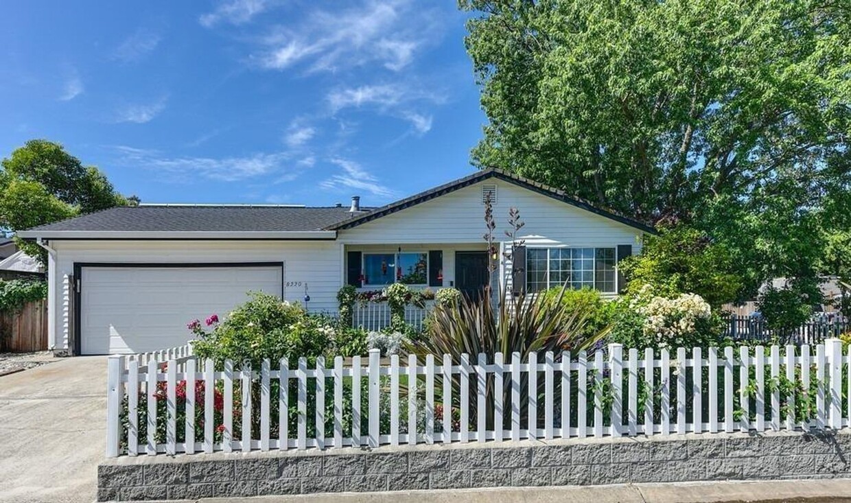 Primary Photo - Granite Bay Beauty with POOL & SOLAR!!