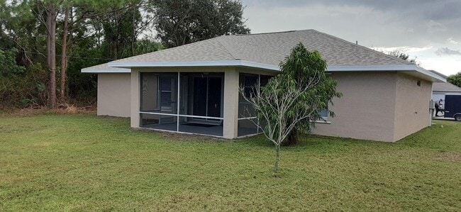 Building Photo - 461 SW Carmelite St