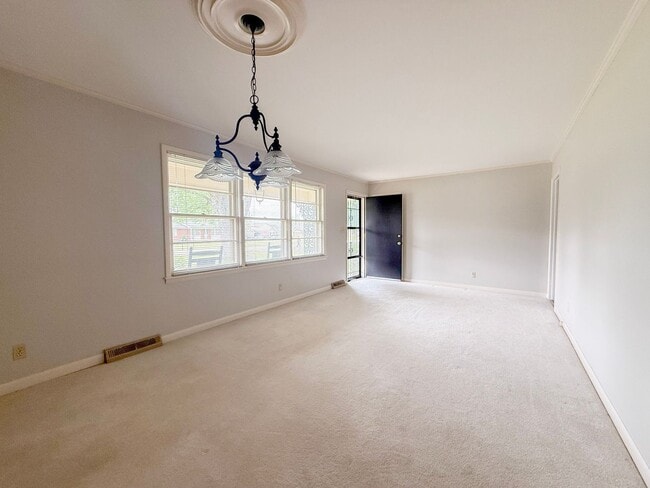 Foto del edificio - 3-Bedroom Home with Spacious Yard, Storage Shed & Natural Light