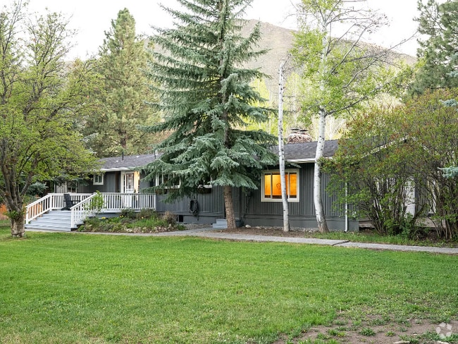 Building Photo - 911 Queen of the Hills Dr