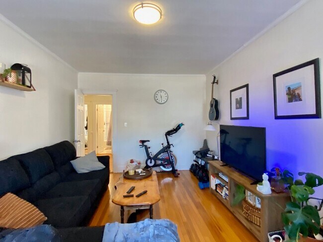Foto del edificio - NO FEE!  LARGE 1 BED IN BRIGHTON WITH UPDATED KITCHEN (W/ DISHWASHER) - HT HW INCLUDED