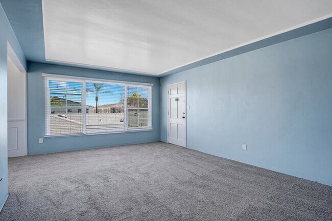 Foto del edificio - 5050-70 Marlborough Dr  %%