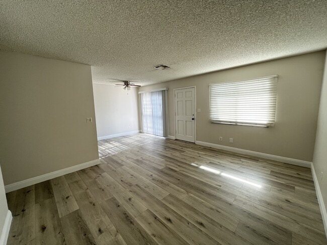 Building Photo - 1009 Willow Tree Dr