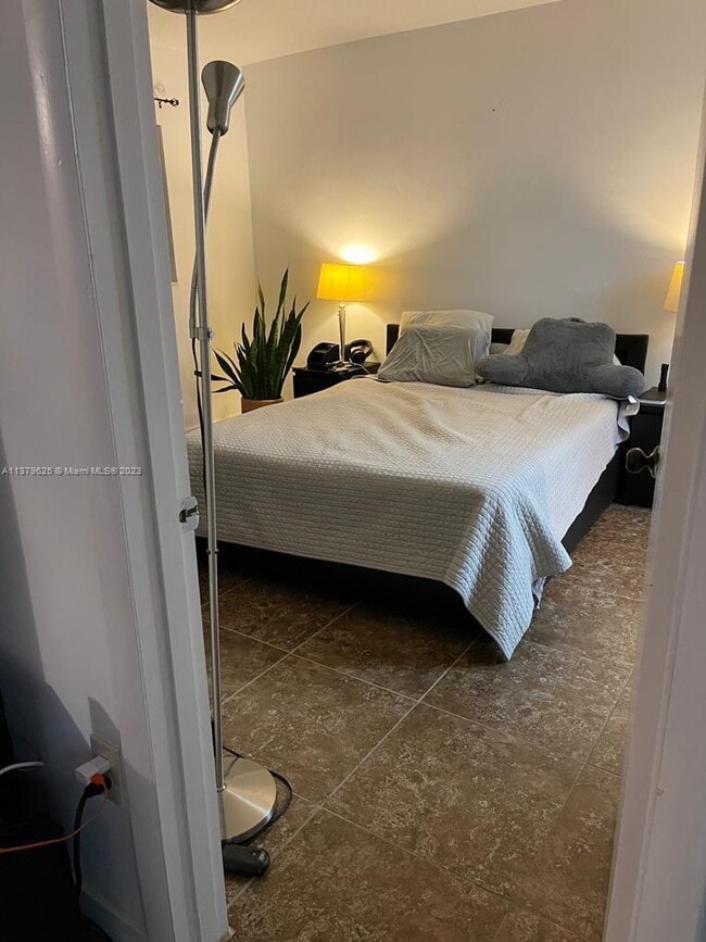 Building Photo - 2949 Point E Dr